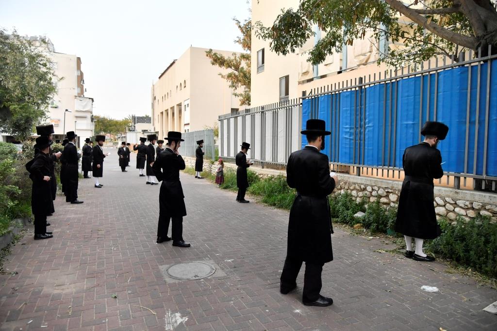 שגרת החיים של תושבי אשדוד החרדים בצל הקורונה - צפו