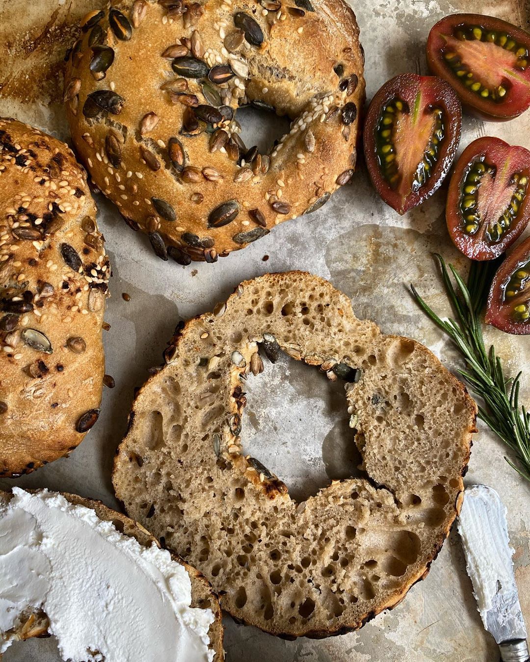 פינוק קל להכנה: בייגל אמריקאי מקמח כוסמין עם דגנים