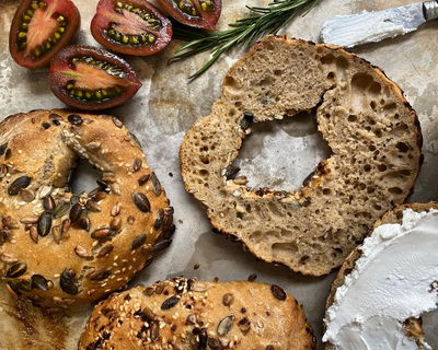 פינוק קל להכנה: בייגל אמריקאי מקמח כוסמין עם דגנים