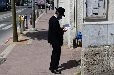 מתפלל בבני ברק. ארכיון