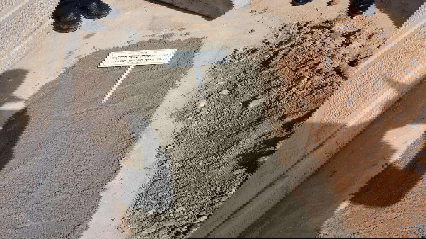 יציקת הבטון בציונו של זקן הראשונים לציון