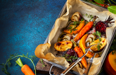 כריך פתוח של חומוס וירקות צלויים שמכינים בצ'יק צ'ק