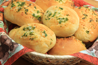 לחמניות מתובלות במילוי חומוס ומוצרלה - קלות ומהירות הכנה