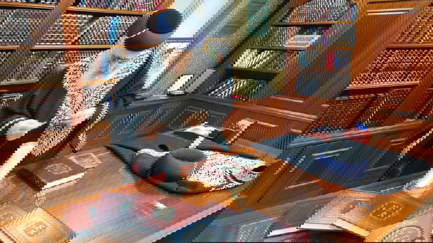 הראש"ל הגר"י יוסף בחדרו המיותם של זקן הראשונים לציון זצ"ל