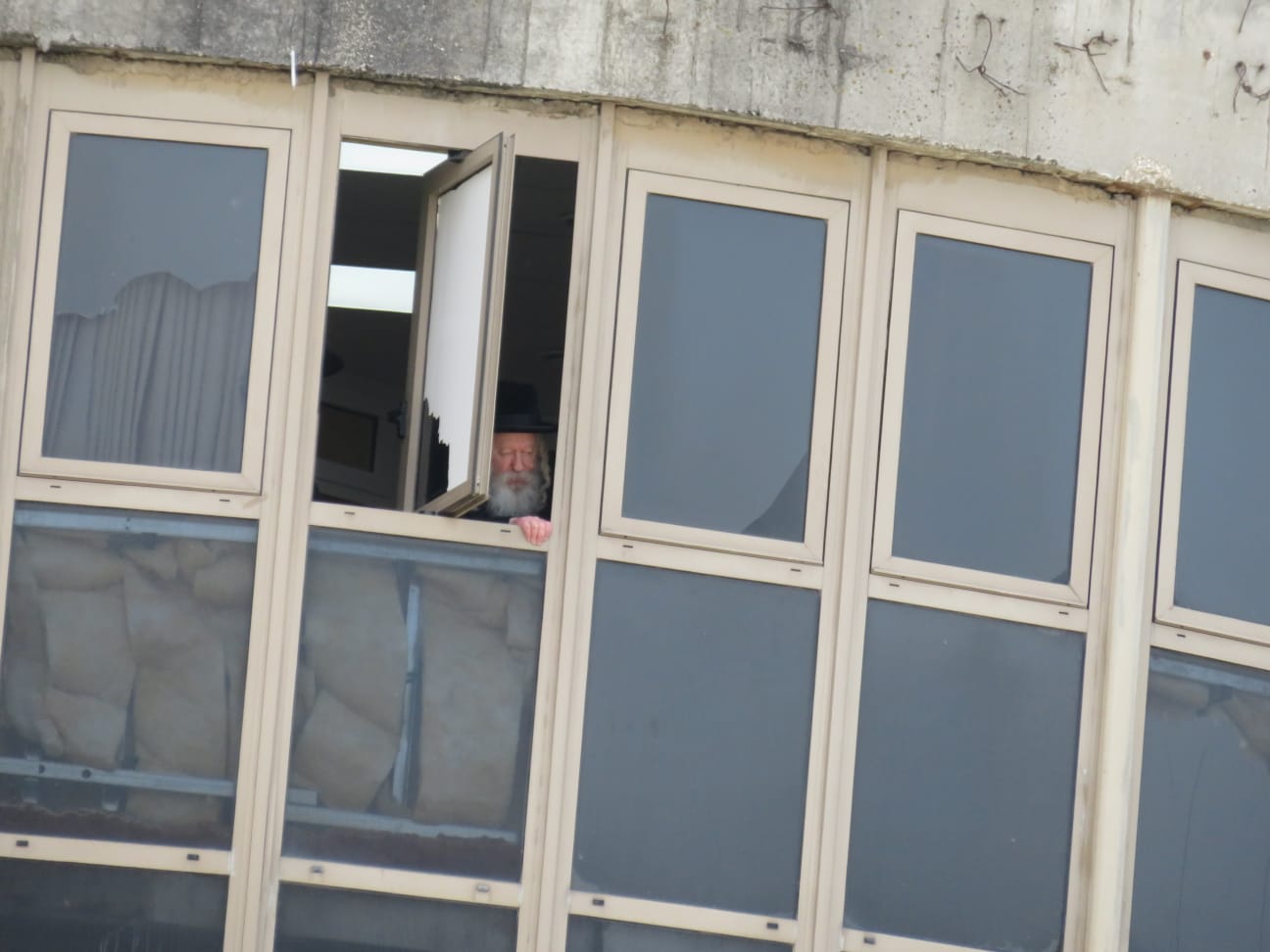 התרגשות בגור: אחרי חודש וחצי, החסידים ראו את האדמו"ר