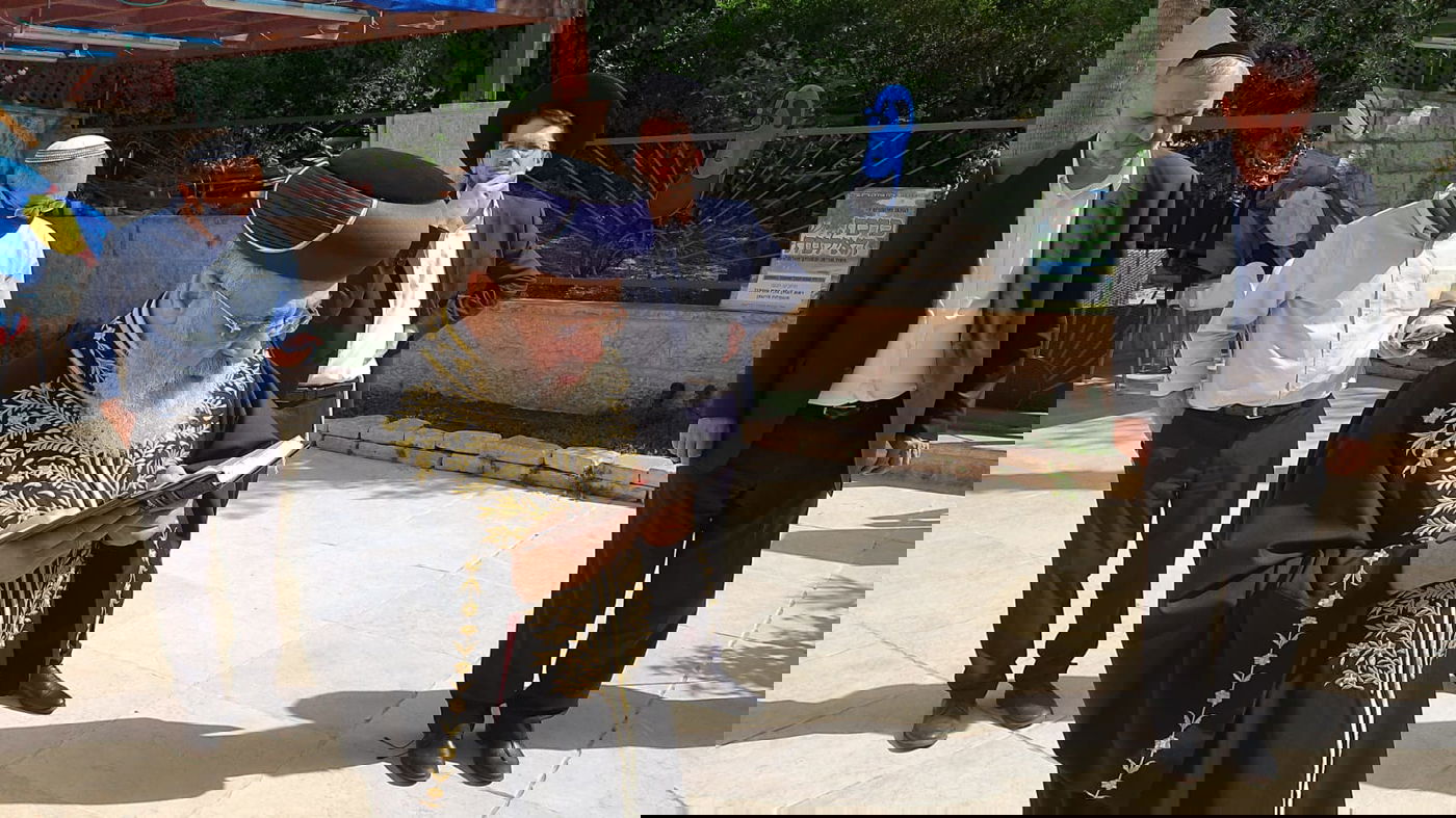 צפו בתיעוד: הראשון לציון הגר"י יוסף בברכת האילנות