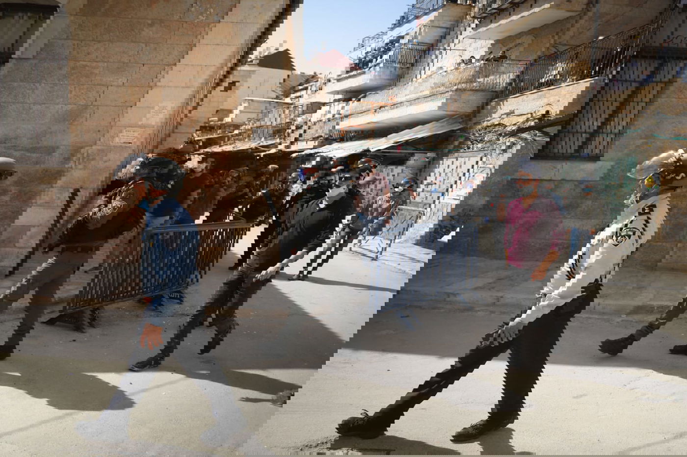 תיעוד: השוטרים פשטו על שוק מאה שערים