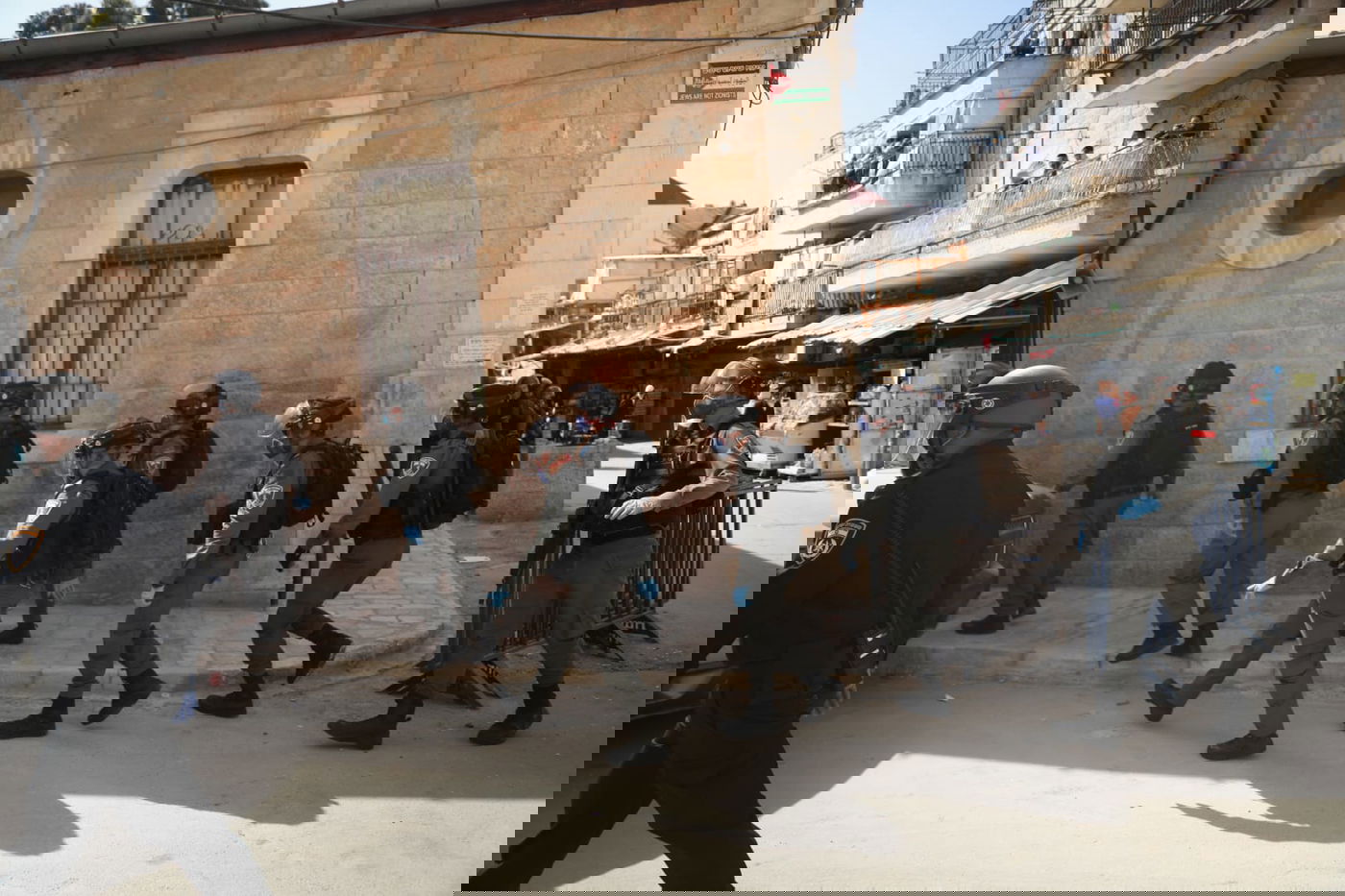 תיעוד: השוטרים פשטו על שוק מאה שערים