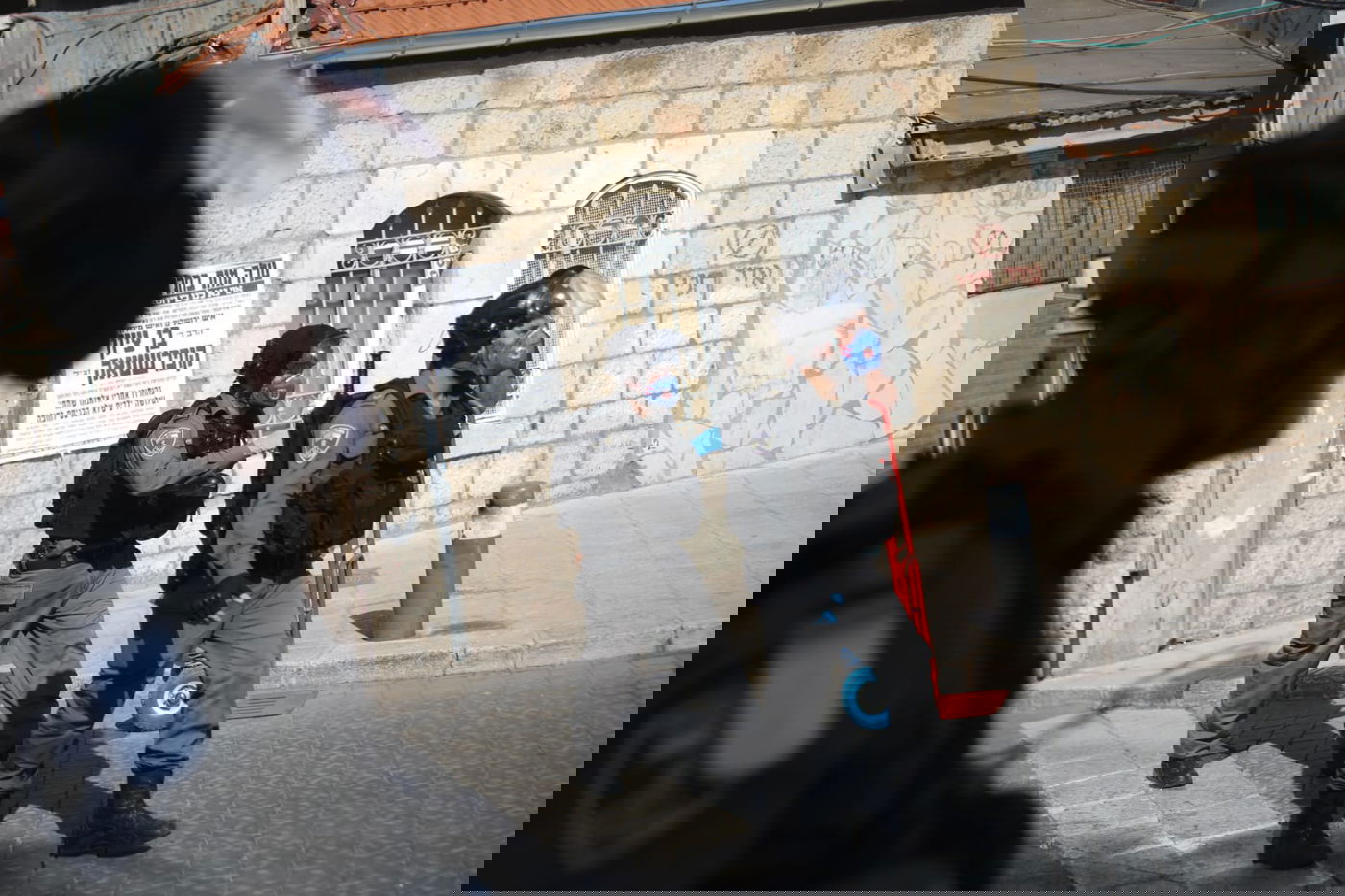 תיעוד: השוטרים פשטו על שוק מאה שערים