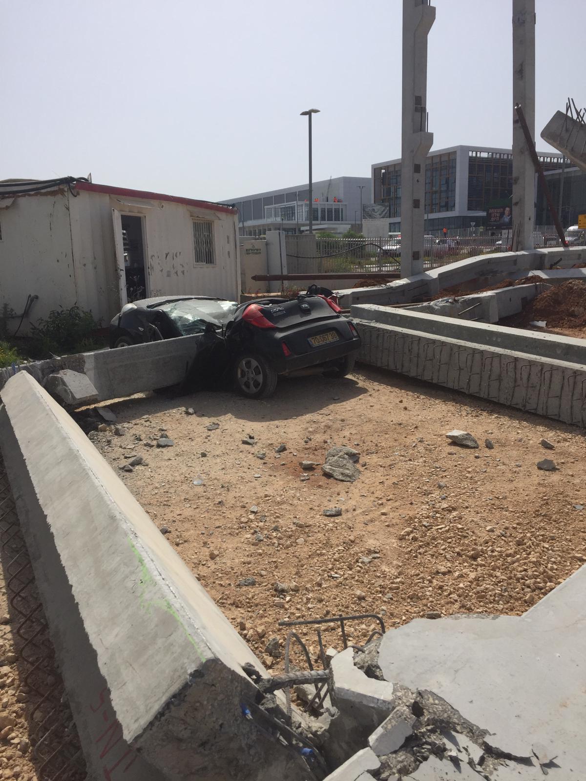 ראשון לציון: מבנה נפגע ממנוף וקרס; אין נפגעים