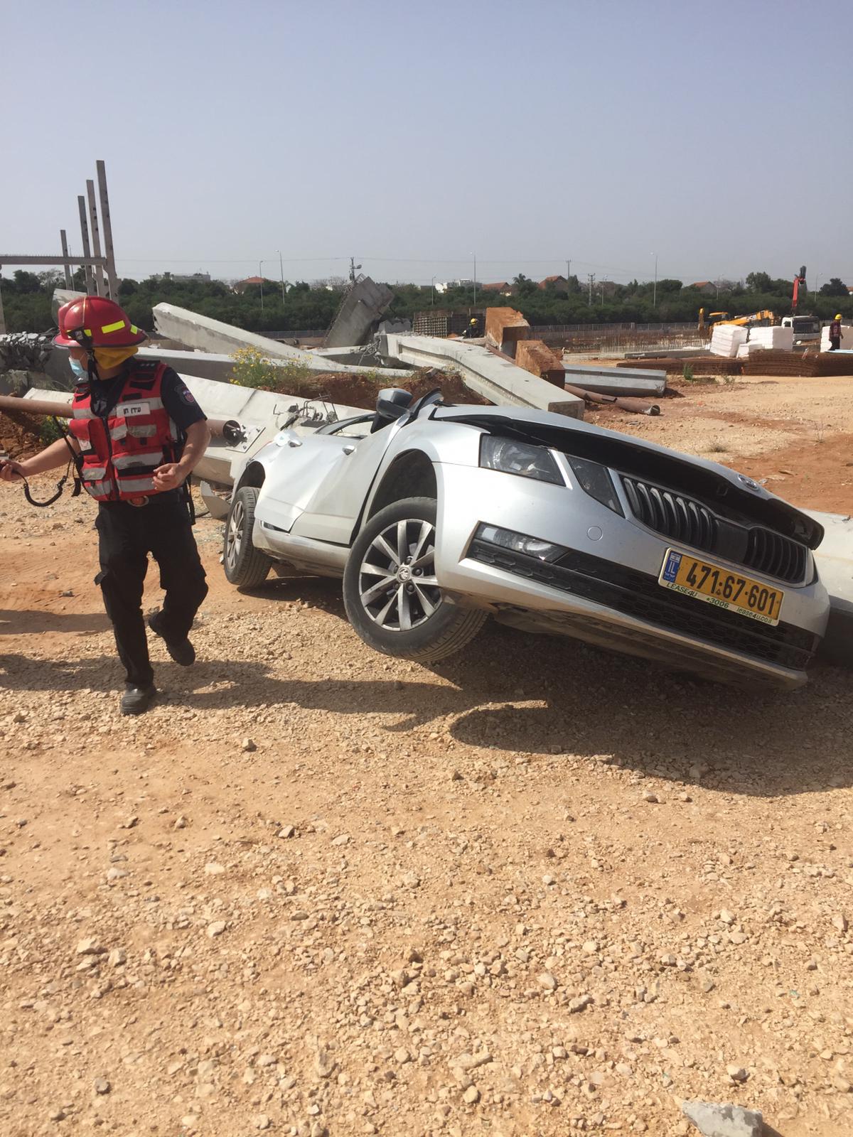 ראשון לציון: מבנה נפגע ממנוף וקרס; אין נפגעים