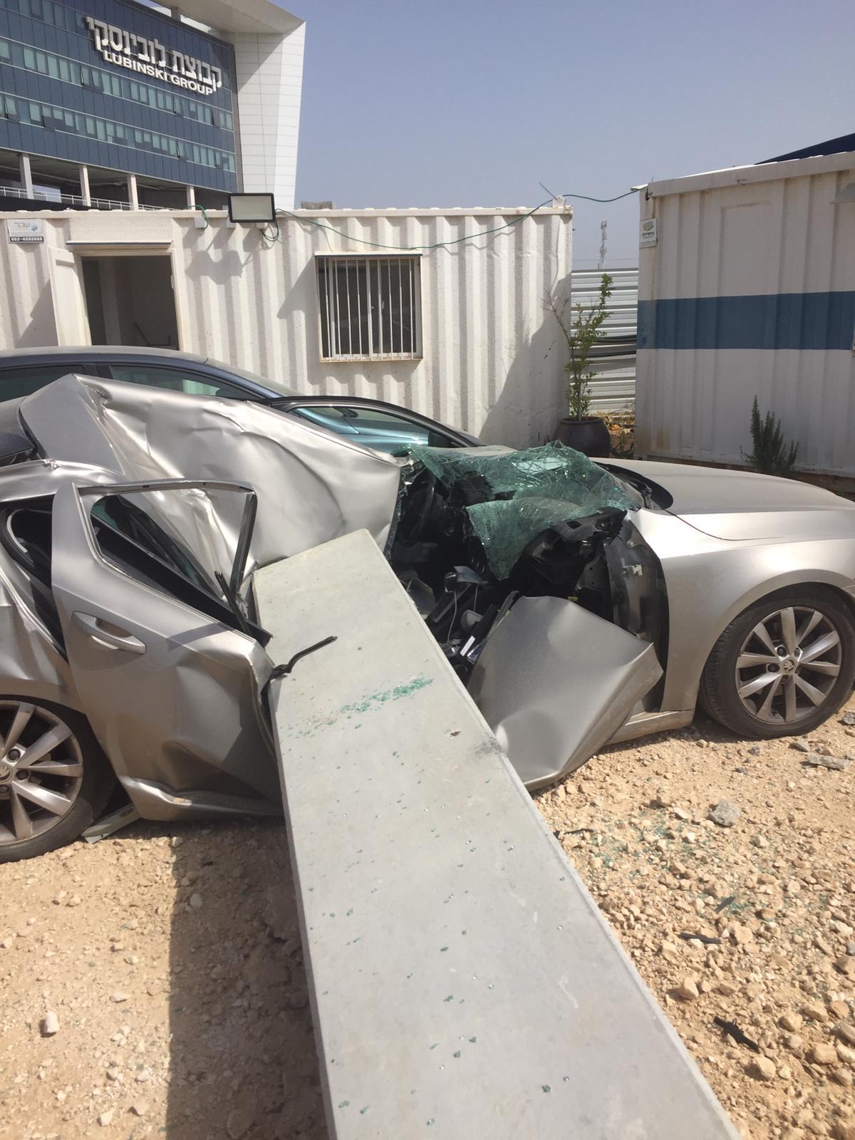 ראשון לציון: מבנה נפגע ממנוף וקרס; אין נפגעים