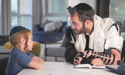 צפו: האבא מסביר לבן, למה הוא לא מתפלל במניין