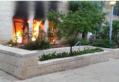 הצתה? שריפה פרצה בעיריית ירושלים • צפו