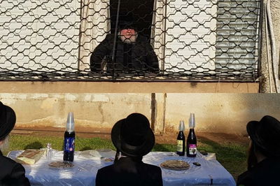 'סגרו שידוך' בחצר הבניין בו מתגורר האדמו"ר