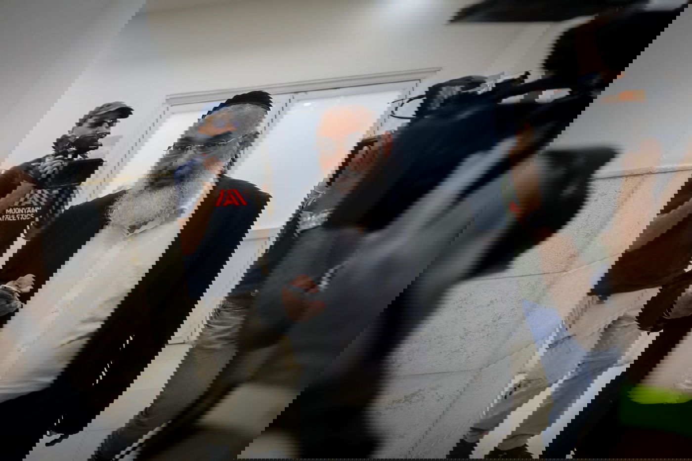 רמתי מואשם בהחזקה בתנאי עבדות, שיבוש הליכי משפט ותקיפת קטין