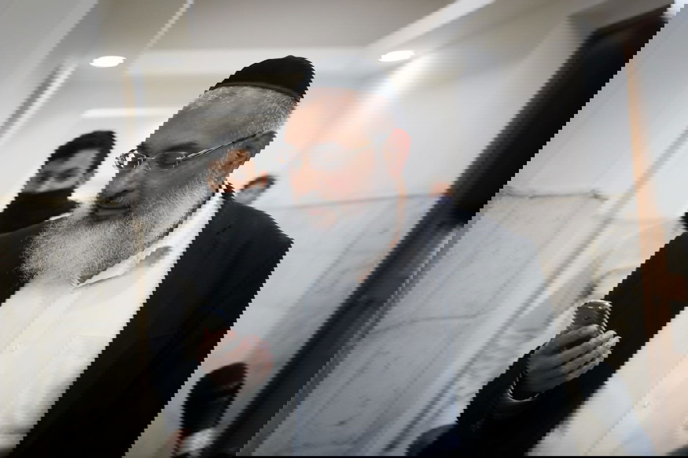 רמתי מואשם בהחזקה בתנאי עבדות, שיבוש הליכי משפט ותקיפת קטין