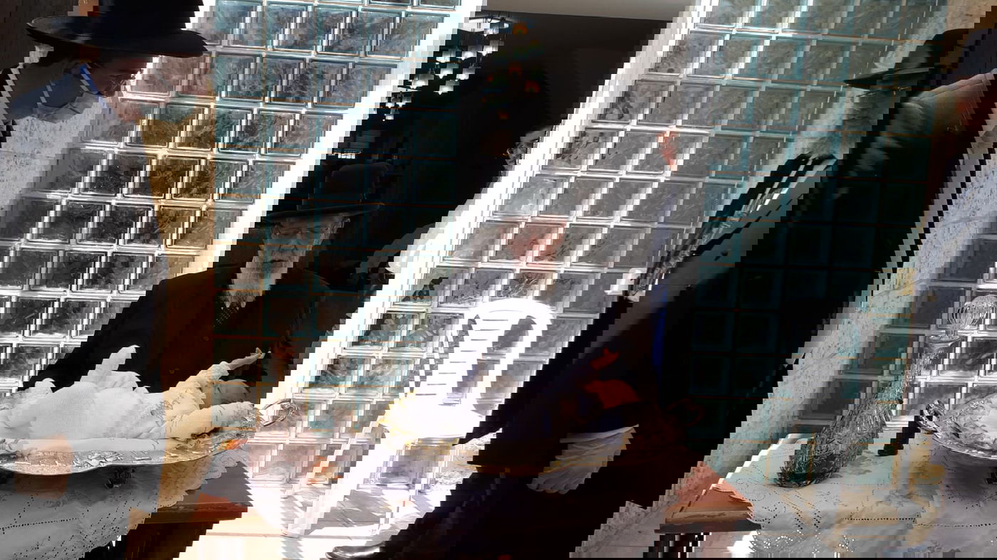 עם כפפות: ראש הישיבה הגר"ש כהן פדה את הבכור