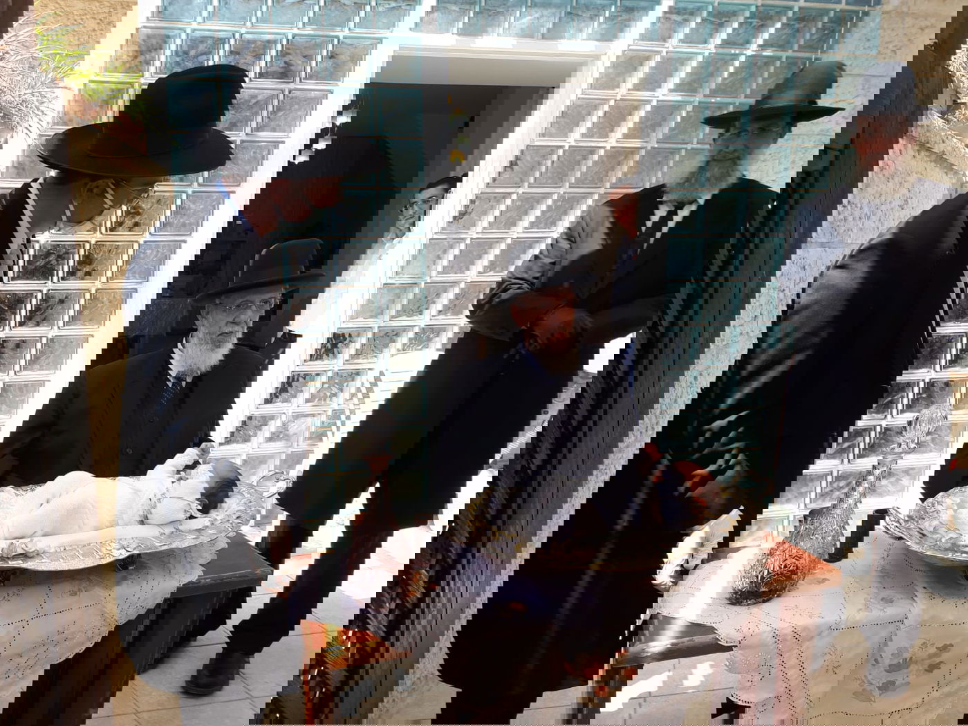 עם כפפות: ראש הישיבה הגר"ש כהן פדה את הבכור