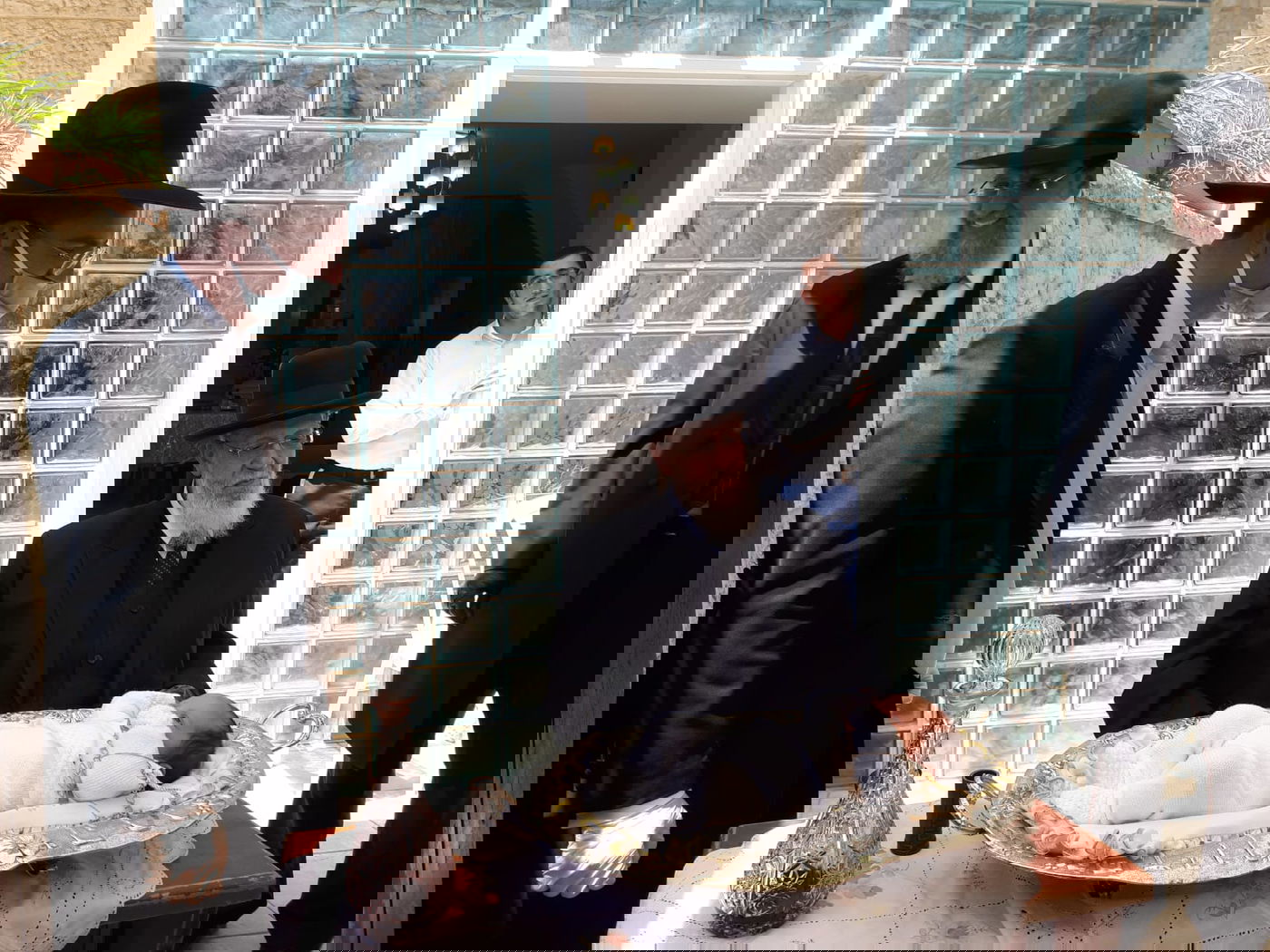 עם כפפות: ראש הישיבה הגר"ש כהן פדה את הבכור