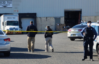 הסוכנים בכניסה למפעלים