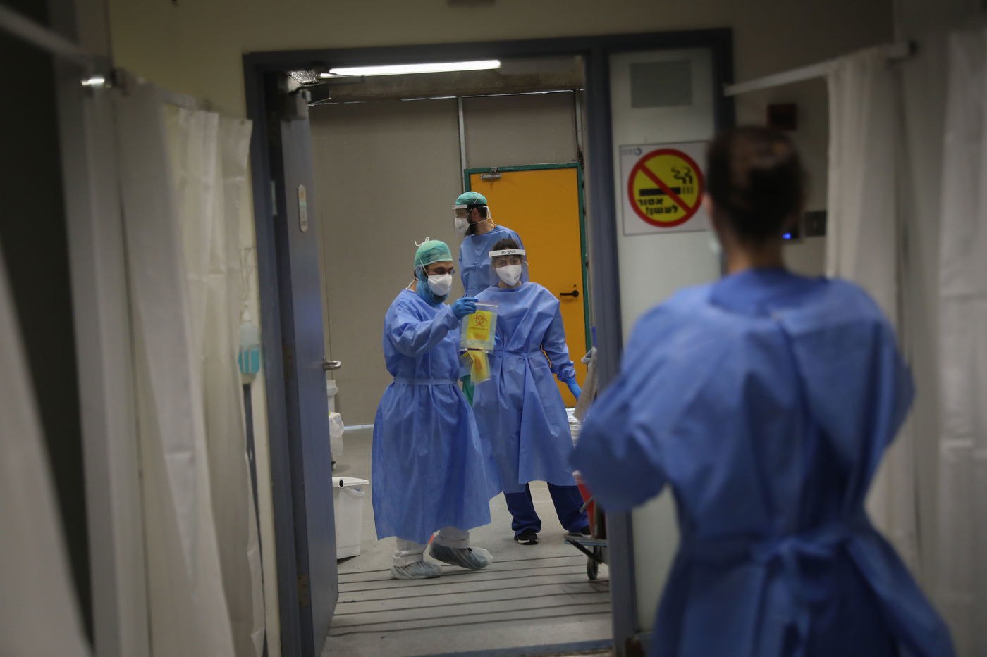 הצצה נדירה: כך נראית מחלקת הקורונה העמוסה