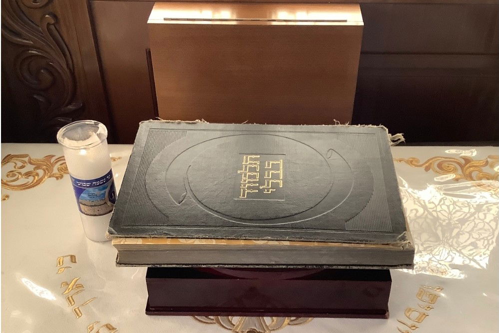 השולחן המיותם והגמרא המשומשת האהובה