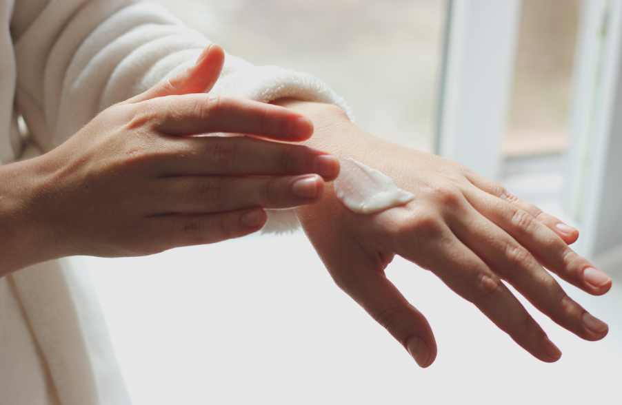 מבלה בבית כל היום? את עדיין צריכה למרוח קרם הגנה