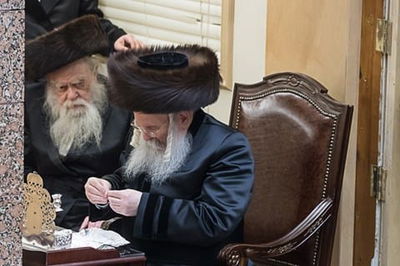 המנוח לצד האדמו"ר מבאבוב