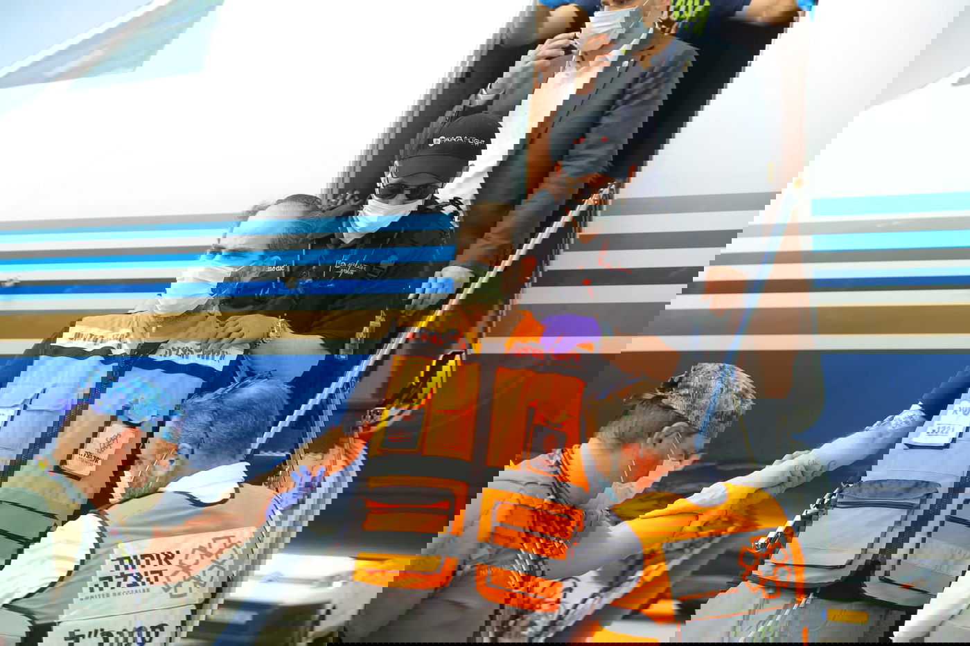 אלי ביר נוחת בישראל לאחר השיפור במצבו