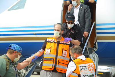 אלי ביר נוחת בישראל לאחר השיפור במצבו