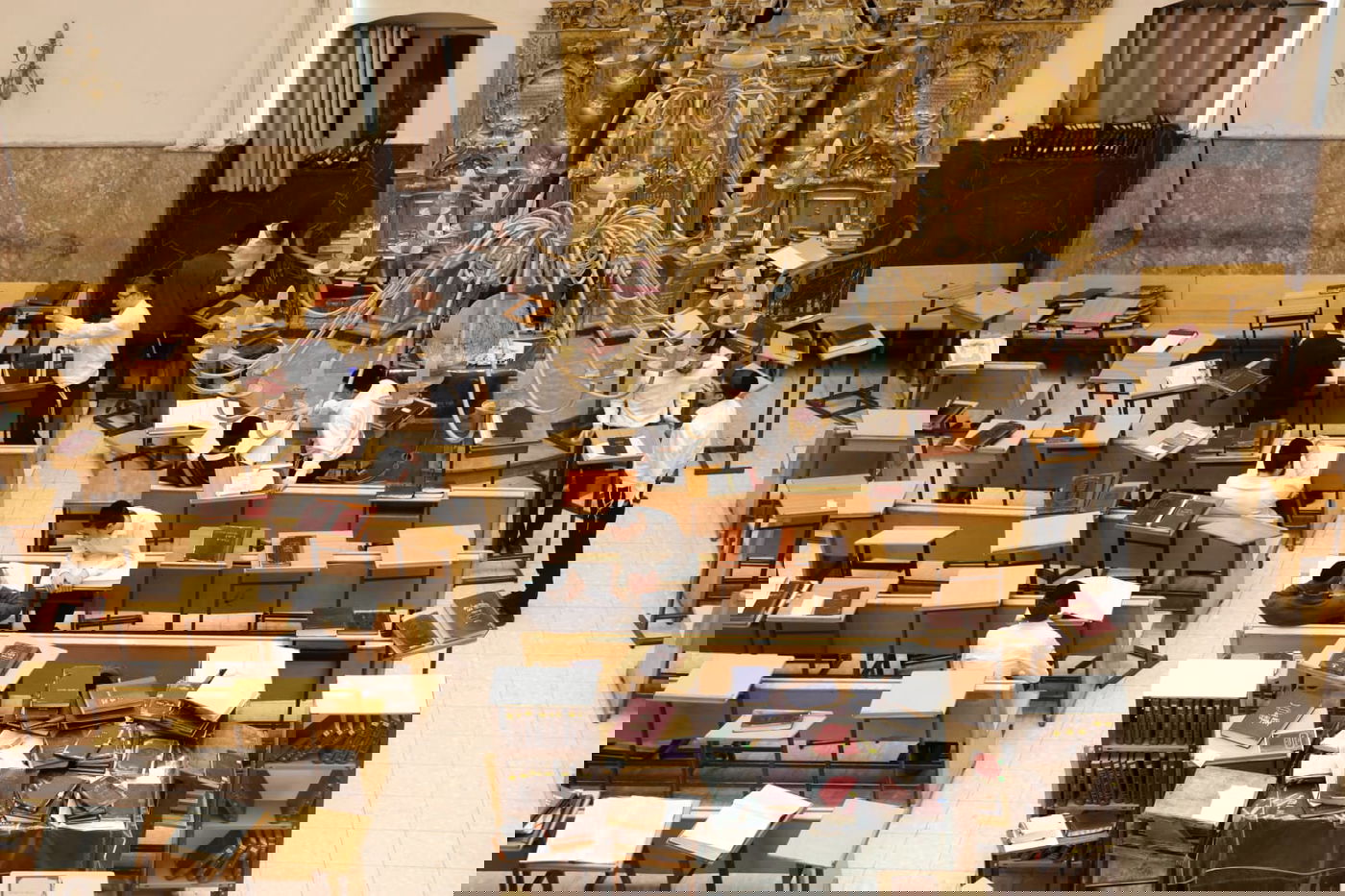 תלמידים מועטים בפוניב'ז, בראשית ימי הקורונה