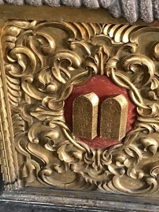 הפסוק שהכמרים מלמלו ב... כניסה לכנסיה