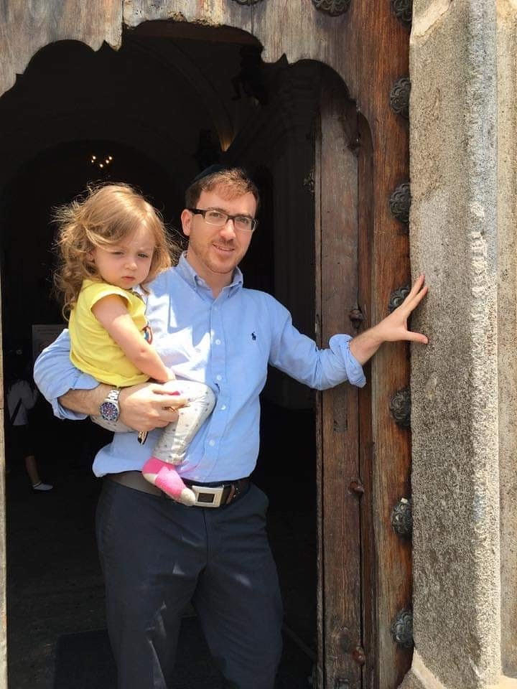 הפסוק שהכמרים מלמלו ב... כניסה לכנסיה