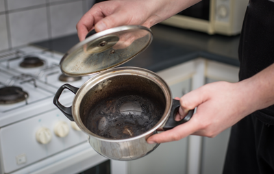 זו הדרך הקלה ביותר לנקות סיר שרוף ולהסיר אוכל שנדבק
