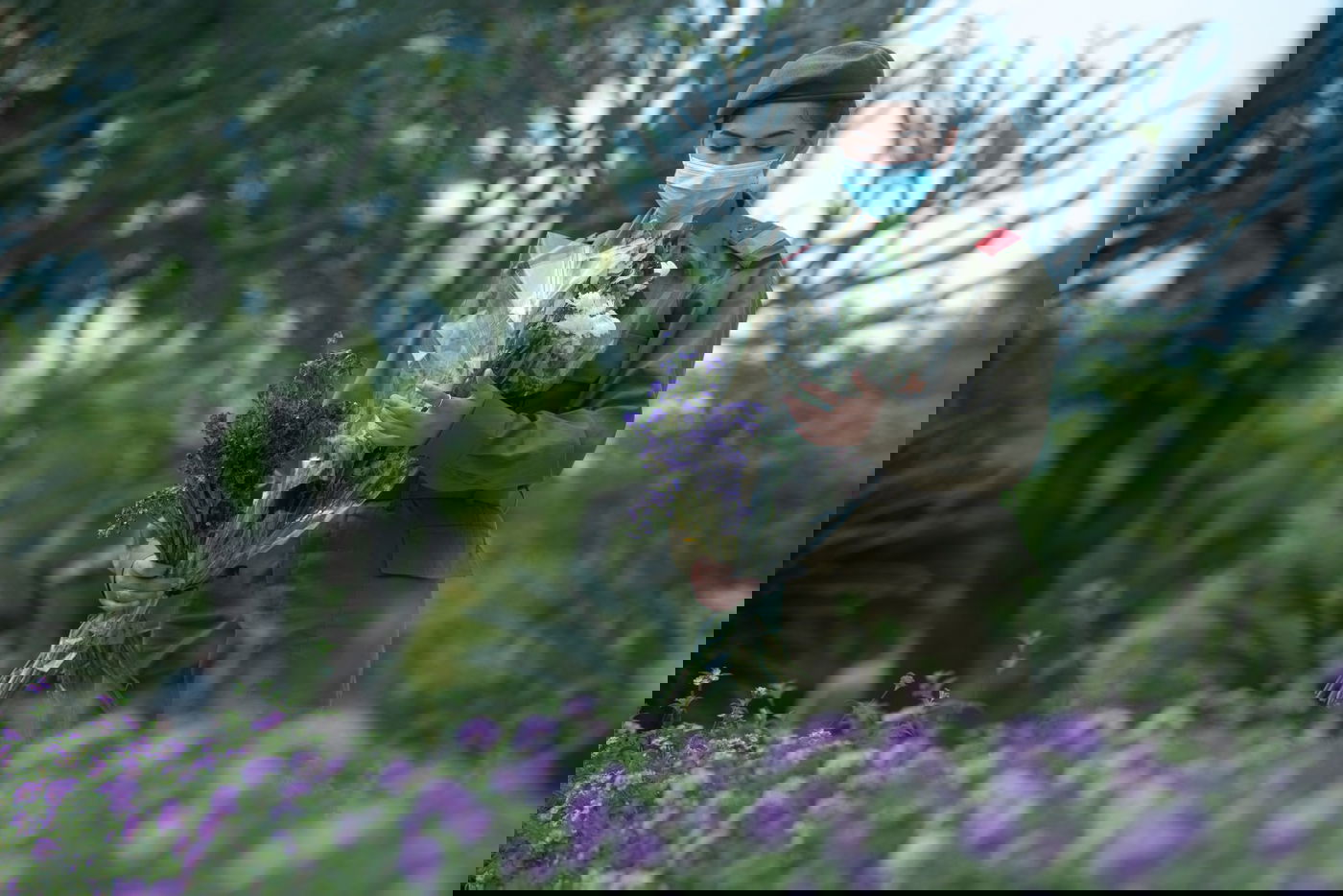 החיילים הניחו זר, דגל ונר נשמה על הקברים