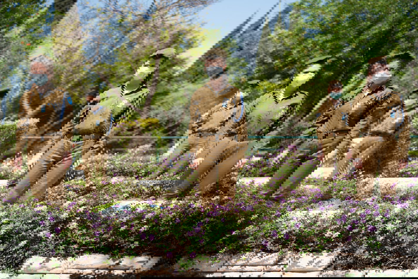 החיילים הניחו זר, דגל ונר נשמה על הקברים