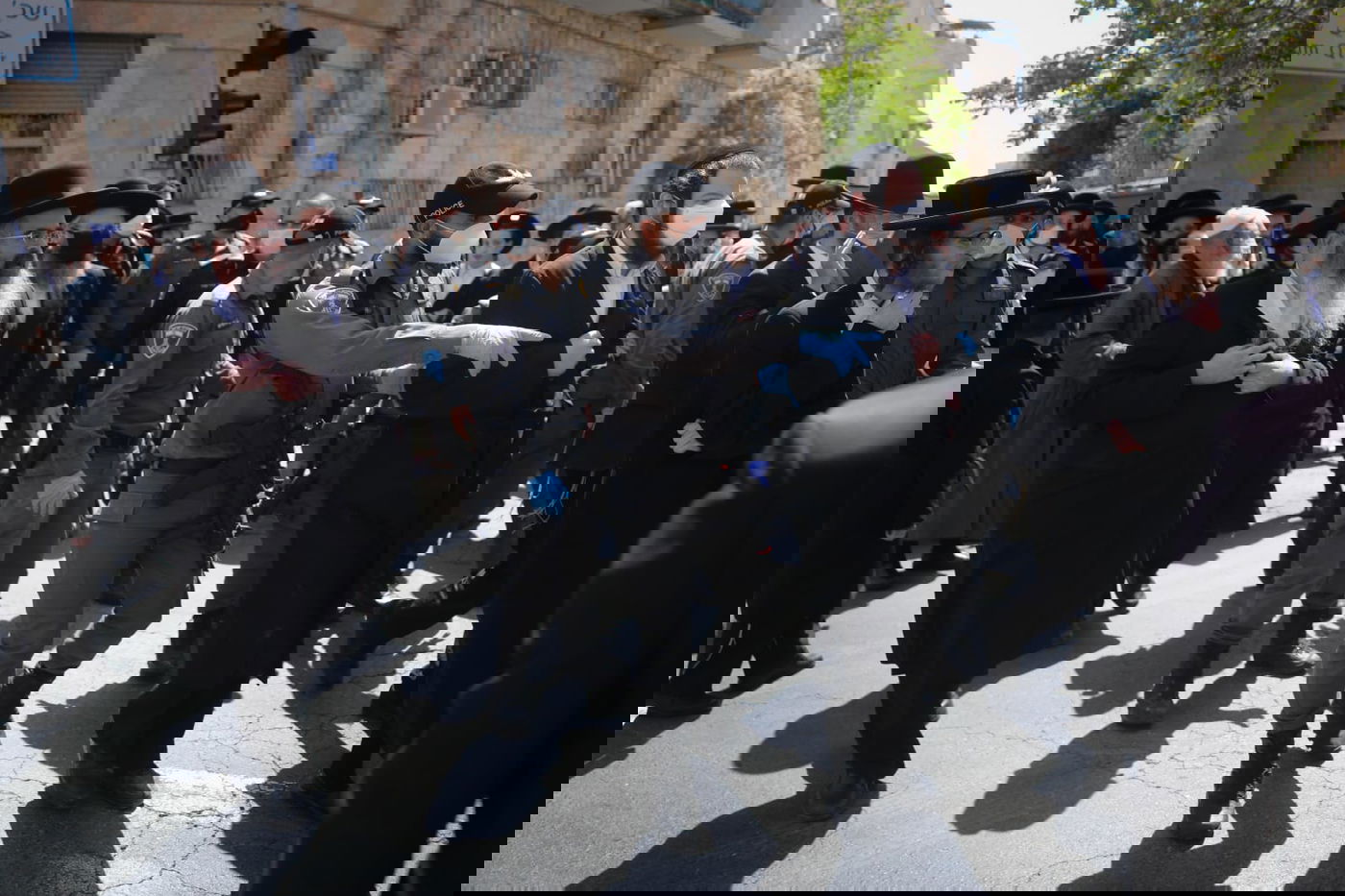 שוטרים פשטו על הת"ת; הילדים נשכבו על הכביש