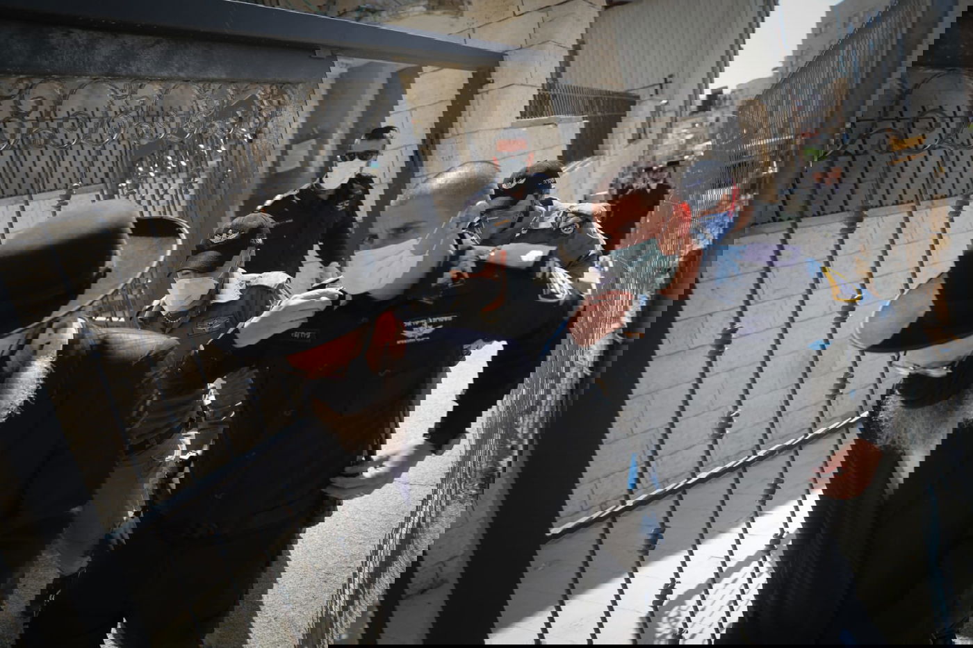 שוטרים פשטו על הת"ת; הילדים נשכבו על הכביש