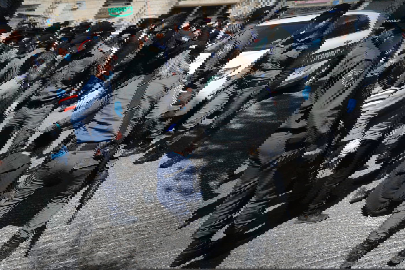 שוטרים פשטו על הת"ת; הילדים נשכבו על הכביש