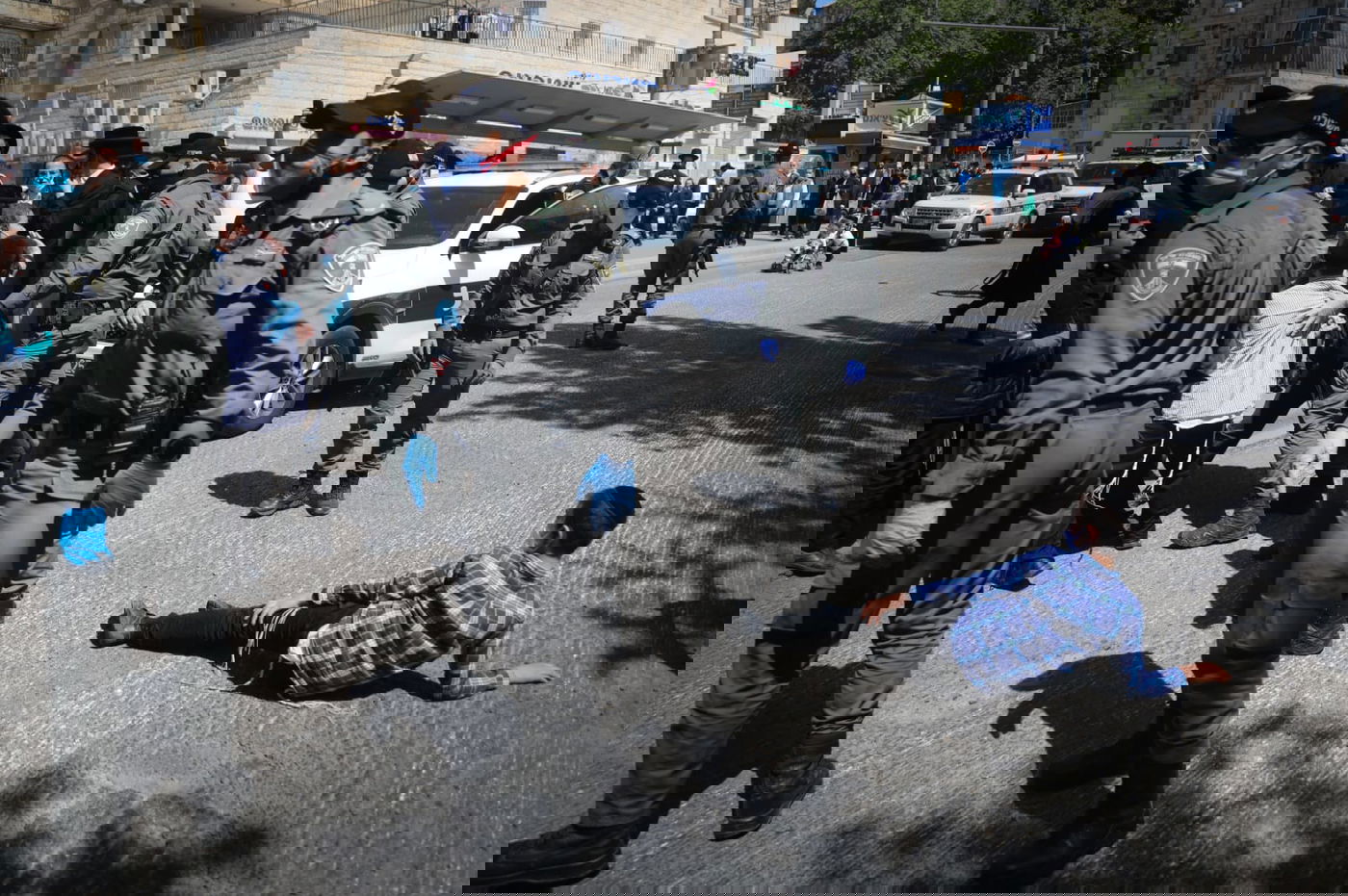 שוטרים פשטו על הת"ת; הילדים נשכבו על הכביש