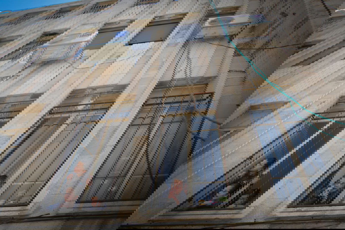 שוטרים פשטו על הת"ת; הילדים נשכבו על הכביש