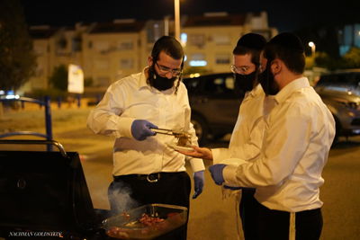 ברמת בית שמש: החסידים ערכו סעודה לחיילים • צפו