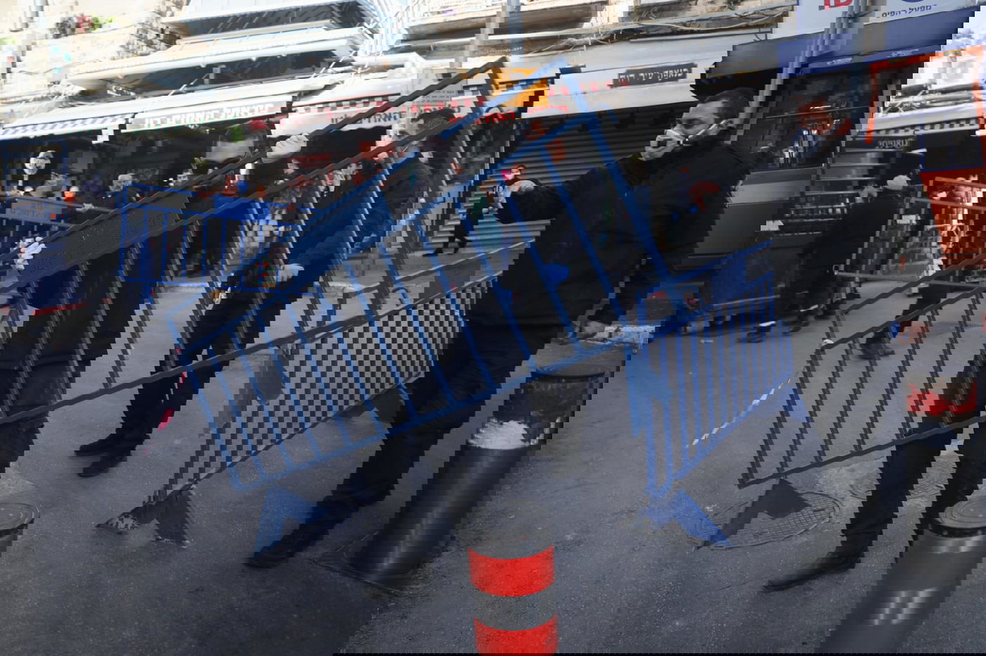 שוטרים סוגרים את שוק מחנה יהודה