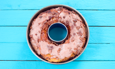 השיטה הגאונית להוצאת עוגה מתבנית בחתיכה אחת