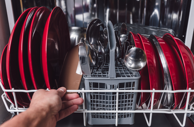 האם עדיף להשתמש במדיח או לשטוף כלים באופן ידני?