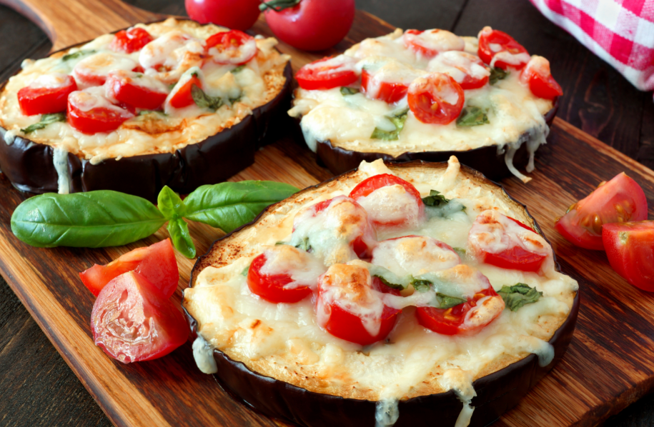 מתכון לפיצה על בסיס חצילים דלת פחמימות, שמוכנה תוך פחות משעה