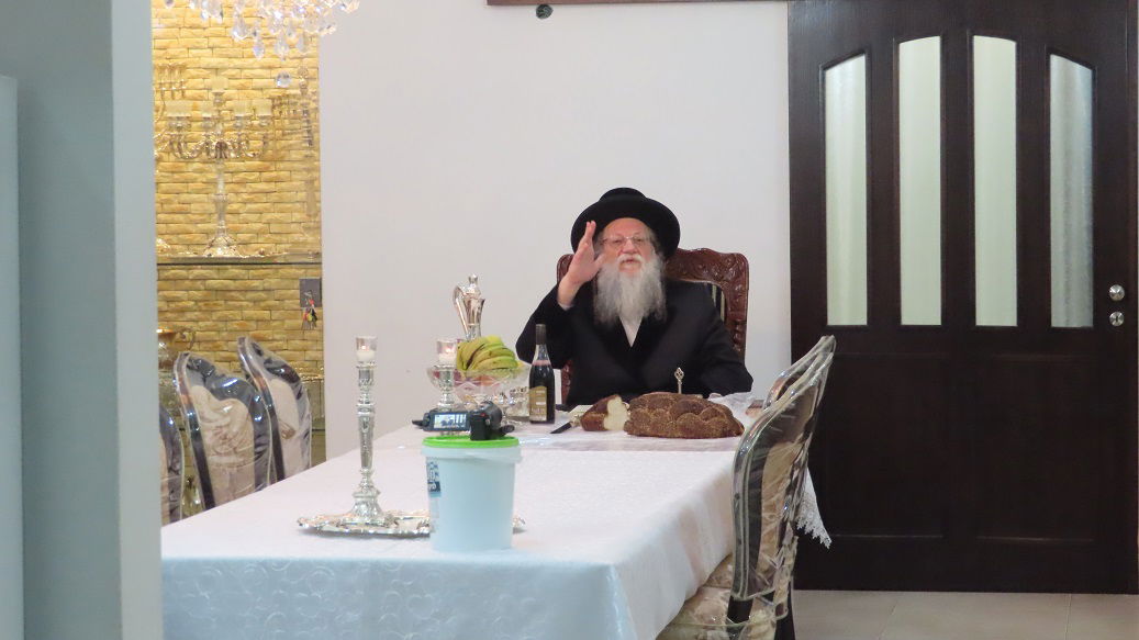 דרך הטלפון: כך ערך הרבי ממודז'יץ טיש. צפו