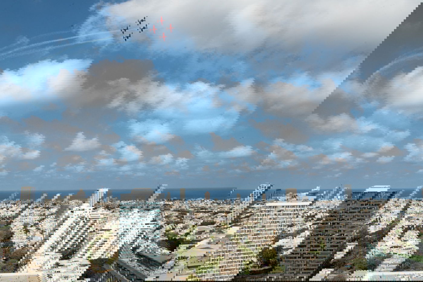 תיעוד: מטס חיל האוויר מעל בתי החולים