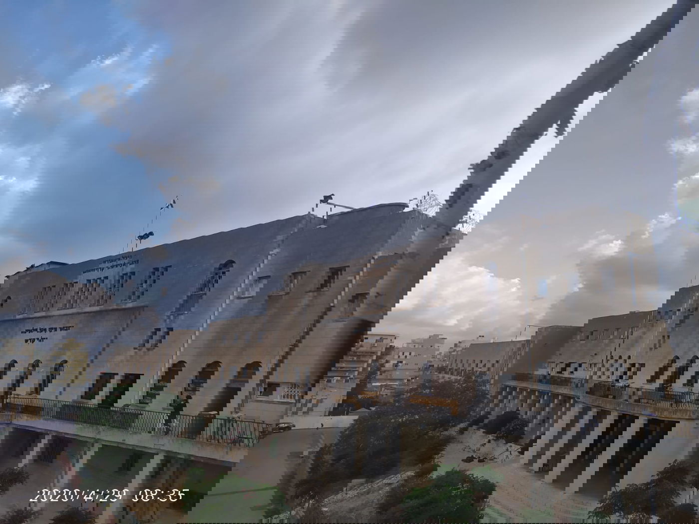 על הגג: דגל ישראל; בפנים: היכל חשוך וריק  • צפו